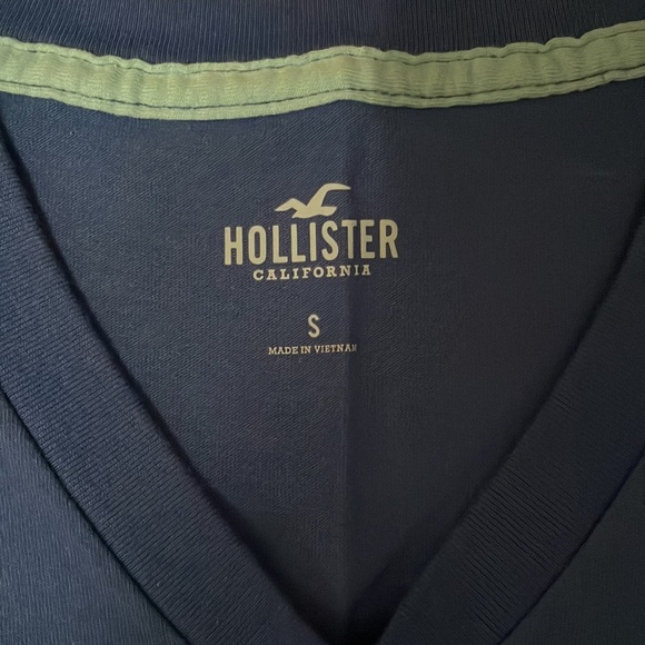 Men’s V-Neck Short Sleeve Hollister T-Shirt - Picture 3 of 4